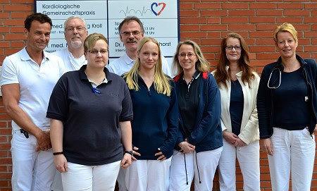 Team des Herzzentrums Kiel vor der Klinik, medizinisches Fachpersonal.